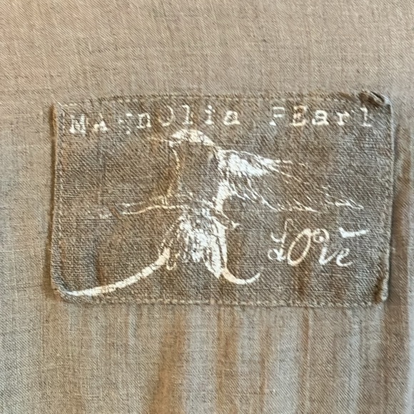 Magnolia Pearl Love Collection 
Farmhouse perfection
Cross tie tunic
🥰 - Picture 4 of 7